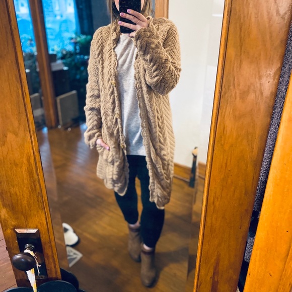 Charles Nolan Sweaters - Wool Camel Tan Scalloped Hems Chunky Knit Cardigan